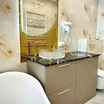 Aparti Goldnwhite Galaxy Apartment *
